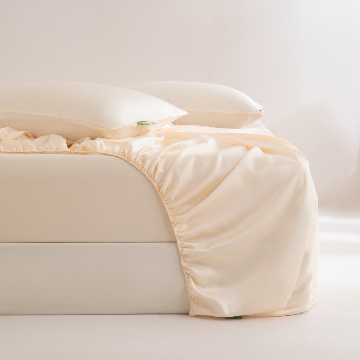 91家纺网 家纺一手货源 找家纺 眠博士 2026新款60S天丝莱赛尔纯色床笠-场景一 60S天丝床笠-云朵白