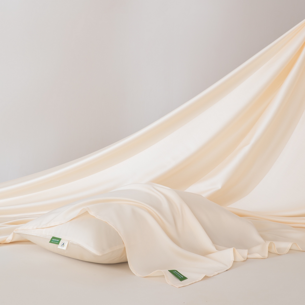 91家纺网 家纺一手货源 找家纺 眠博士 2026新款60S天丝莱赛尔纯色床笠-场景一 60S天丝床笠-云朵白