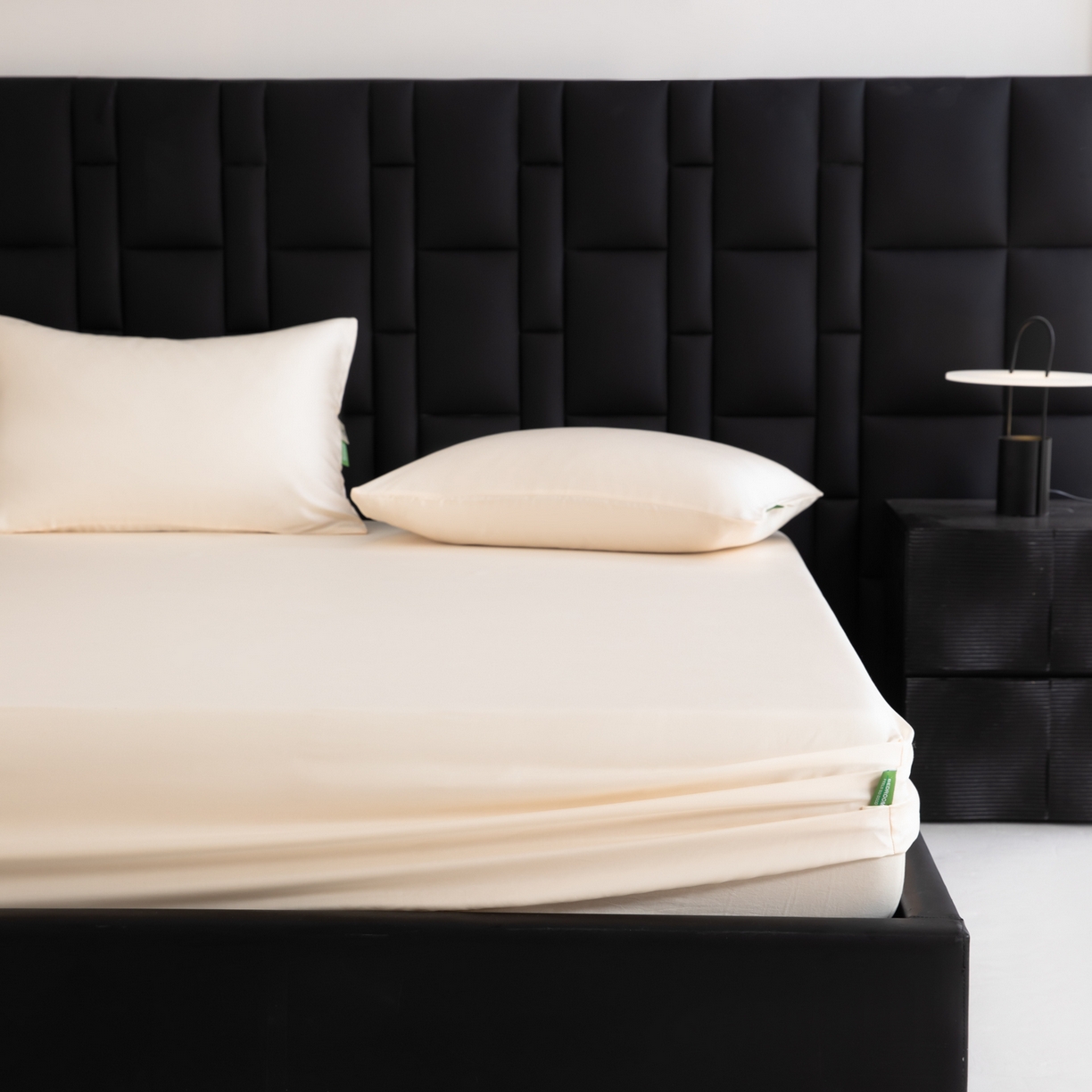 91家纺网 家纺一手货源 找家纺 眠博士 2026新款60S天丝莱赛尔纯色床笠-场景一 60S天丝床笠-云朵白