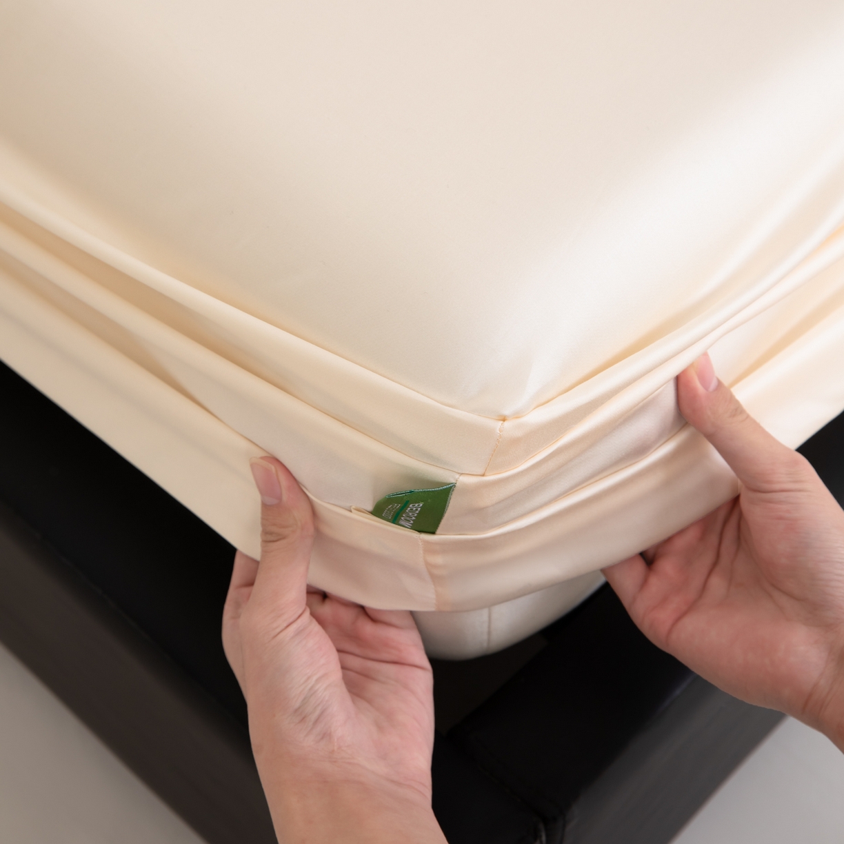 91家纺网 家纺一手货源 找家纺 眠博士 2026新款60S天丝莱赛尔纯色床笠-场景一 60S天丝床笠-云朵白