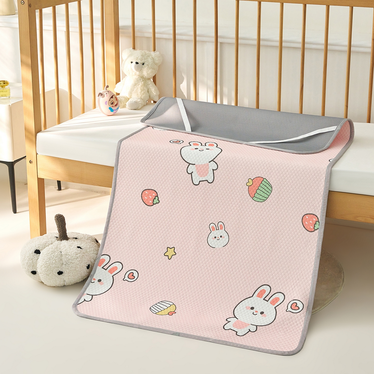 91家纺网 家纺一手货源 找家纺 家品罗兰 2026新款A类母婴级卡通婴儿凉感冰豆豆凉席儿童新生小宝宝床幼儿园床拼接床冰丝席床单垫可机洗夏空调席 巴比兔【三明治透气网底】