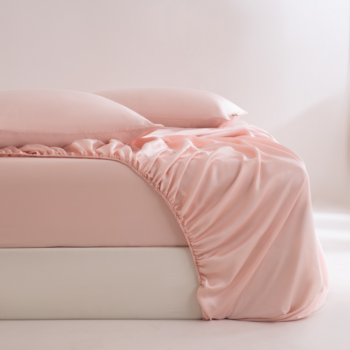 91家纺网 家纺一手货源 找家纺 眠博士 2026新款60S天丝莱赛尔纯色床笠-场景一 60S天丝床笠-云朵粉