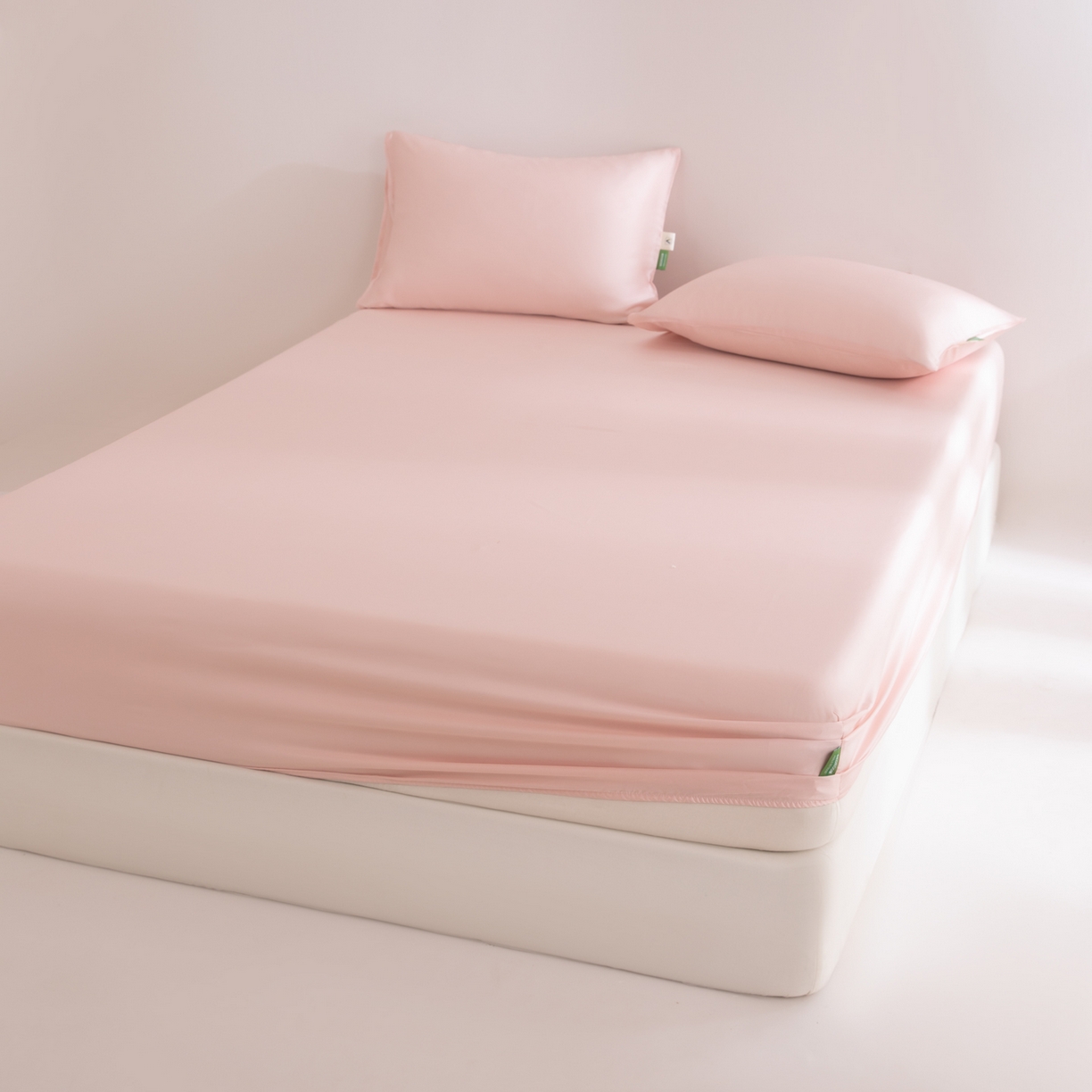 91家纺网 家纺一手货源 找家纺 眠博士 2026新款60S天丝莱赛尔纯色床笠-场景一 60S天丝床笠-云朵粉