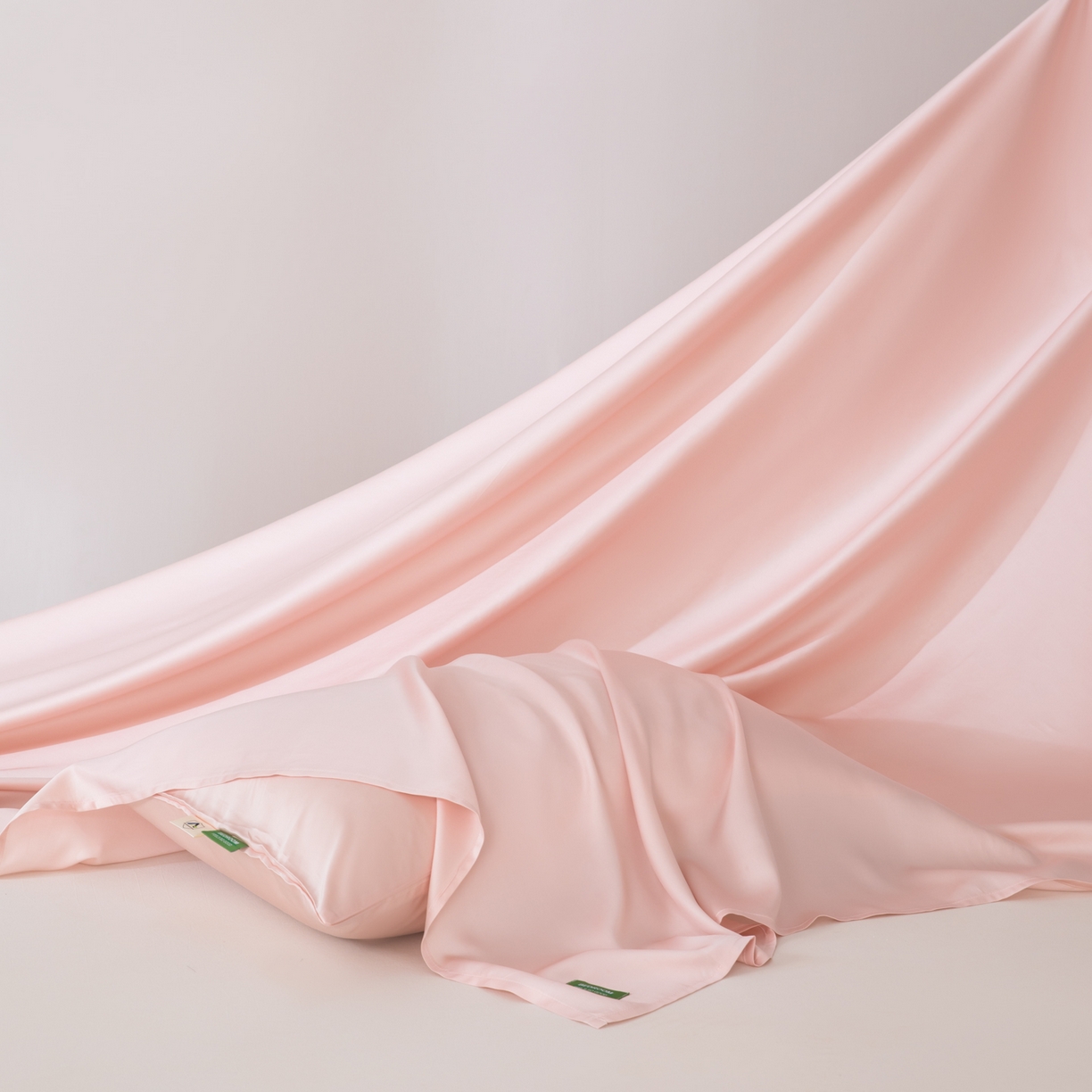 91家纺网 家纺一手货源 找家纺 眠博士 2026新款60S天丝莱赛尔纯色床笠-场景一 60S天丝床笠-云朵粉