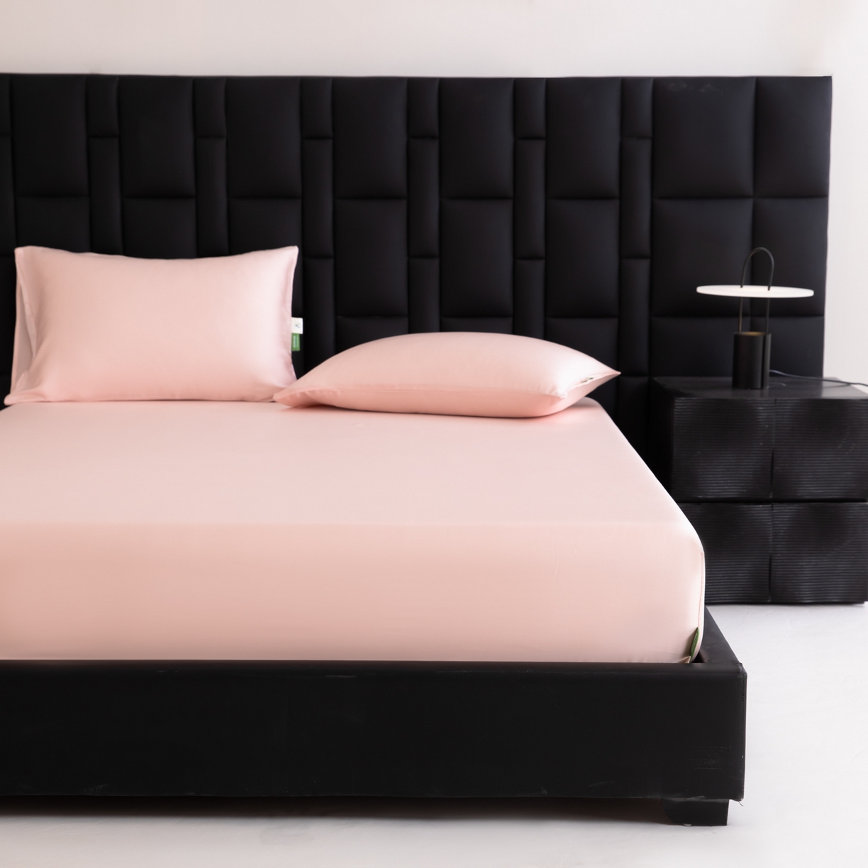 91家纺网 家纺一手货源 找家纺 眠博士 2026新款60S天丝莱赛尔纯色床笠-场景一 60S天丝床笠-云朵粉