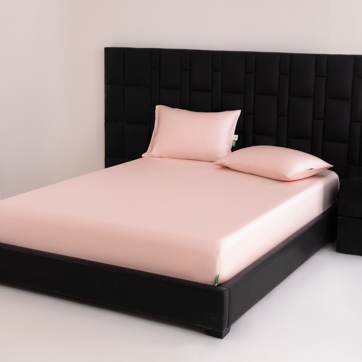 91家纺网 家纺一手货源 找家纺 眠博士 2026新款60S天丝莱赛尔纯色床笠-场景一 60S天丝床笠-云朵粉