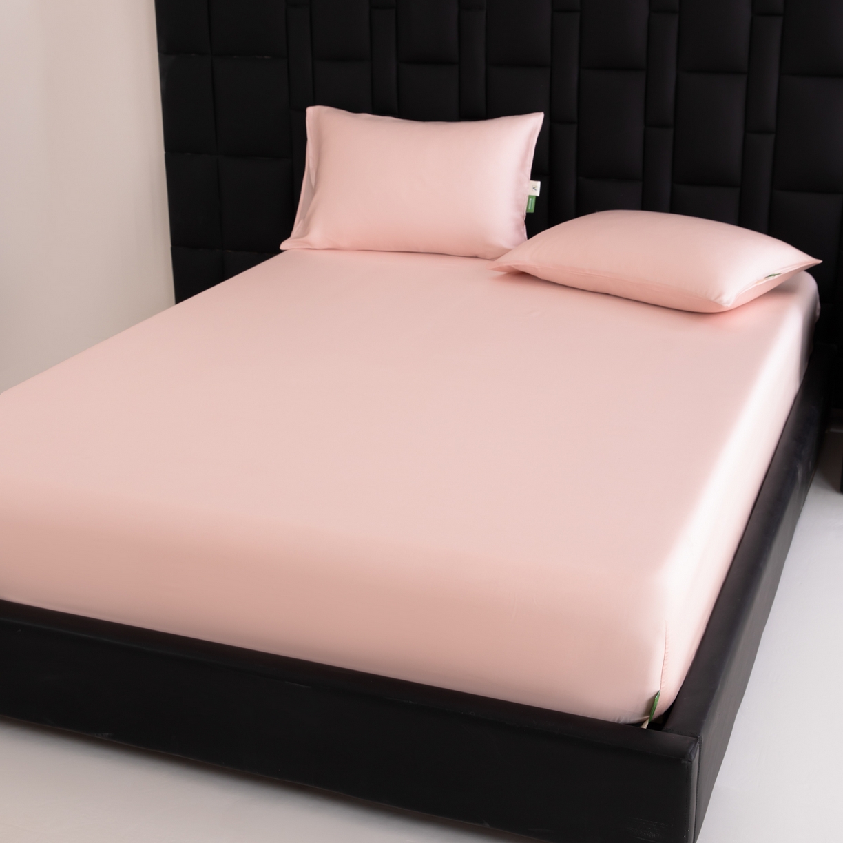 91家纺网 家纺一手货源 找家纺 眠博士 2026新款60S天丝莱赛尔纯色床笠-场景一 60S天丝床笠-云朵粉