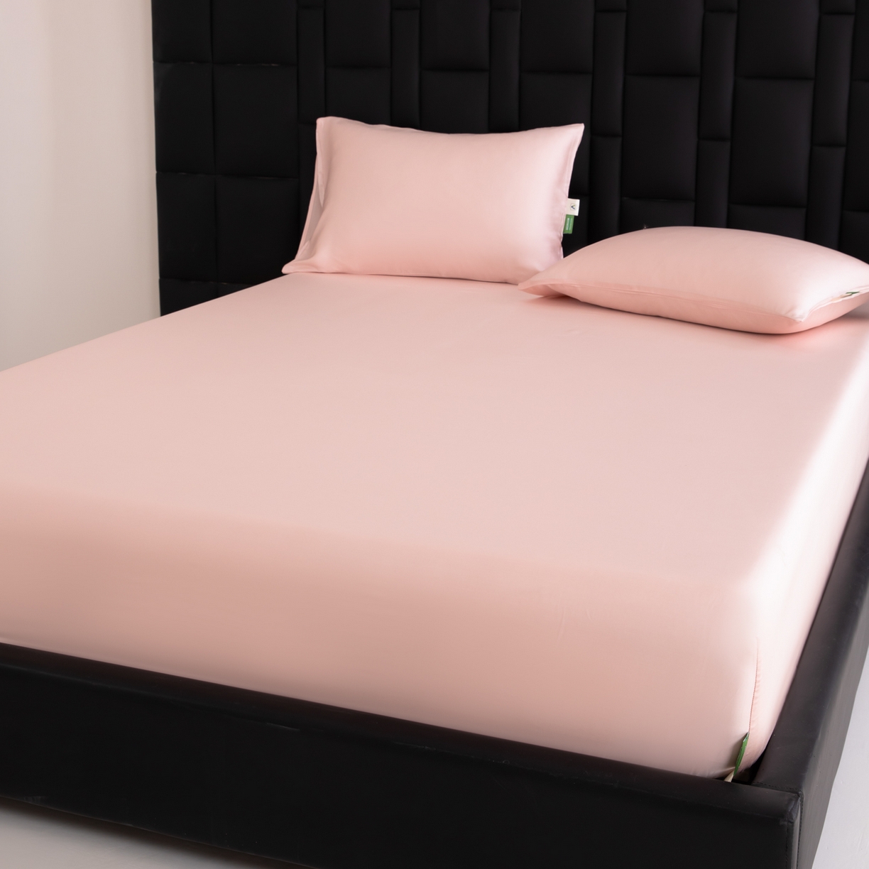 91家纺网 家纺一手货源 找家纺 眠博士 2026新款60S天丝莱赛尔纯色床笠-场景一 60S天丝床笠-云朵粉