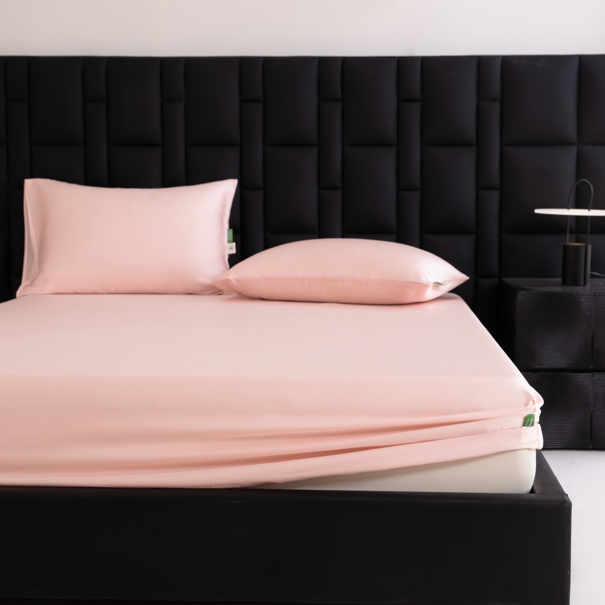 91家纺网 家纺一手货源 找家纺 眠博士 2026新款60S天丝莱赛尔纯色床笠-场景一 60S天丝床笠-云朵粉