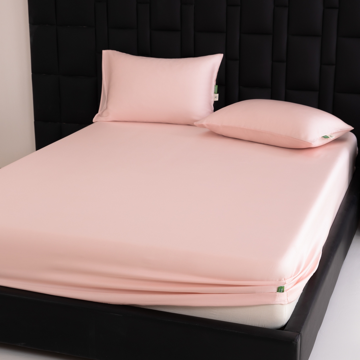 91家纺网 家纺一手货源 找家纺 眠博士 2026新款60S天丝莱赛尔纯色床笠-场景一 60S天丝床笠-云朵粉