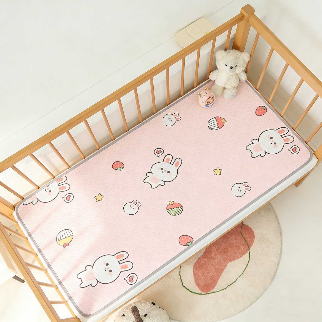 91家纺网 家纺一手货源 找家纺 家品罗兰 2026新款A类母婴级卡通婴儿凉感冰豆豆凉席儿童新生小宝宝床幼儿园床拼接床冰丝席床单垫可机洗夏空调席 巴比兔【三明治透气网底】