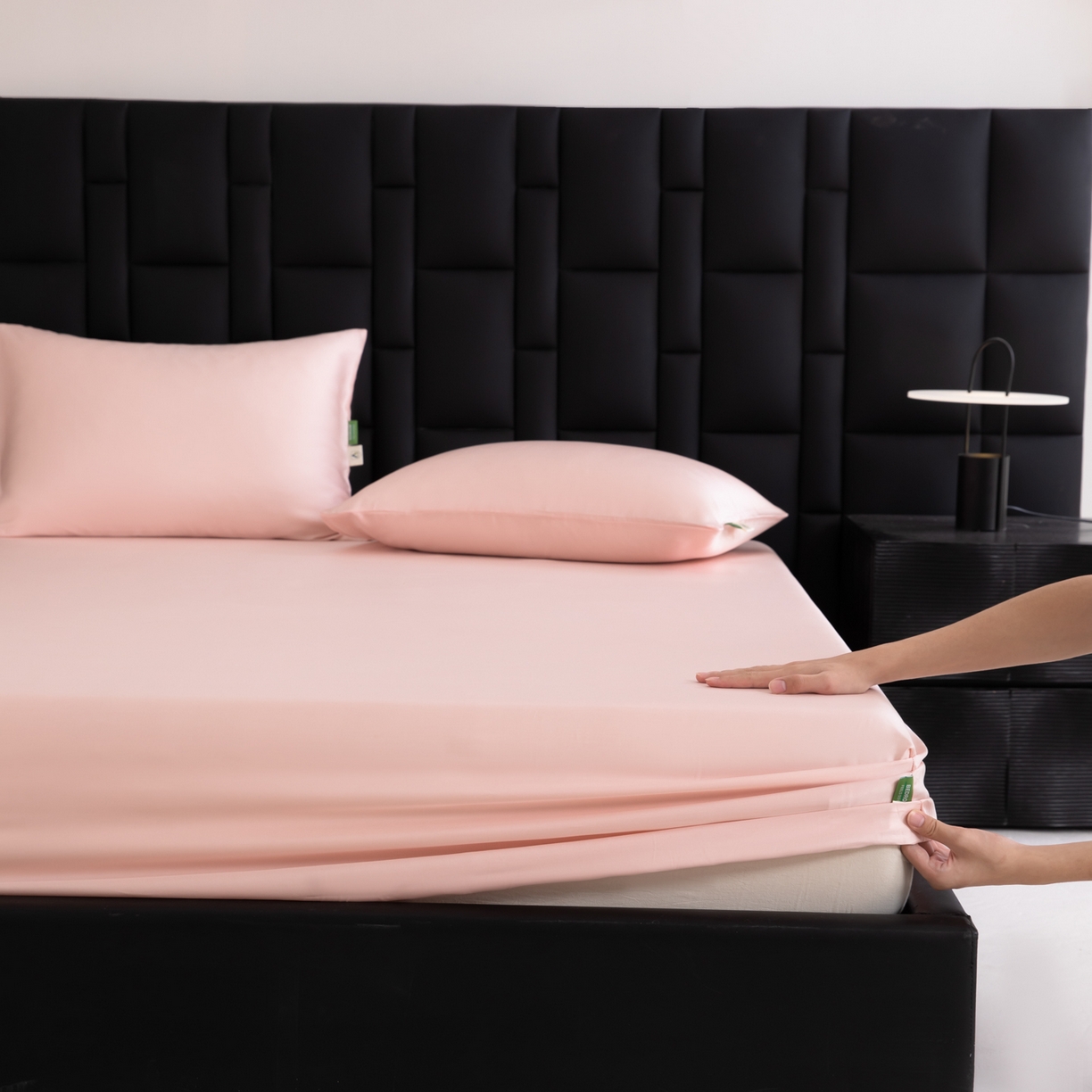 91家纺网 家纺一手货源 找家纺 眠博士 2026新款60S天丝莱赛尔纯色床笠-场景一 60S天丝床笠-云朵粉