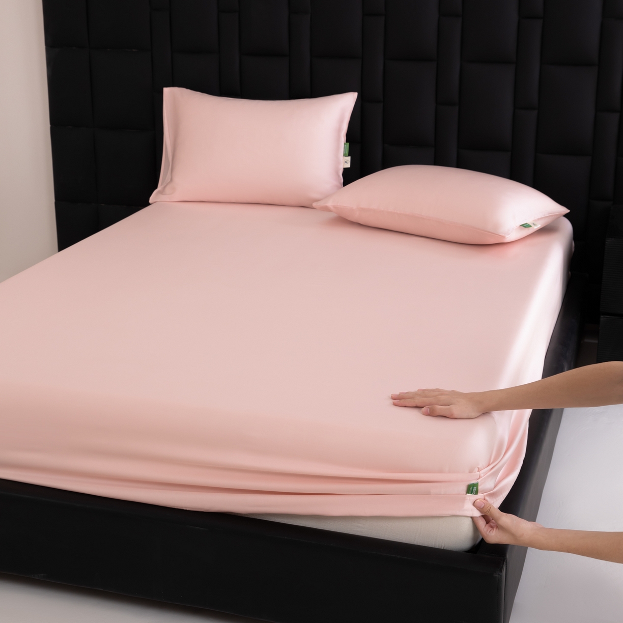 91家纺网 家纺一手货源 找家纺 眠博士 2026新款60S天丝莱赛尔纯色床笠-场景一 60S天丝床笠-云朵粉