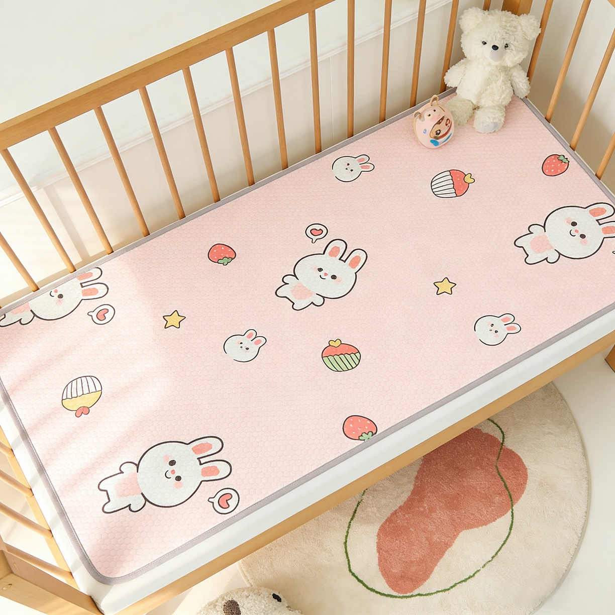 91家纺网 家纺一手货源 找家纺 家品罗兰 2026新款A类母婴级卡通婴儿凉感冰豆豆凉席儿童新生小宝宝床幼儿园床拼接床冰丝席床单垫可机洗夏空调席 巴比兔【三明治透气网底】