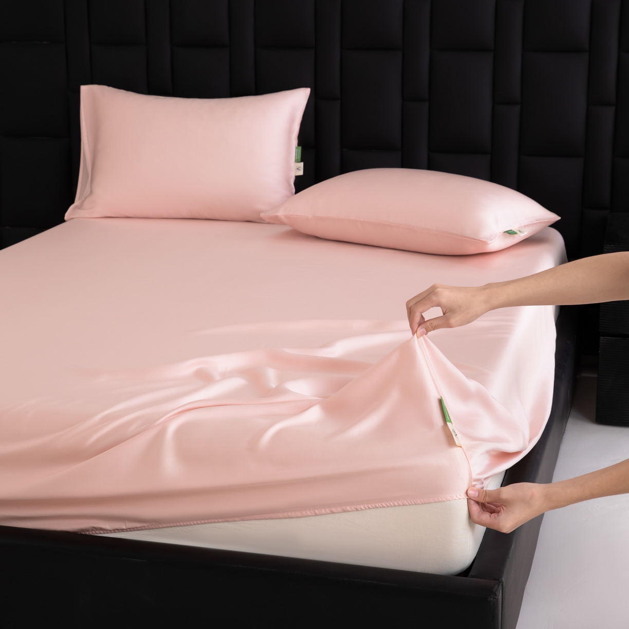 91家纺网 家纺一手货源 找家纺 眠博士 2026新款60S天丝莱赛尔纯色床笠-场景一 60S天丝床笠-云朵粉