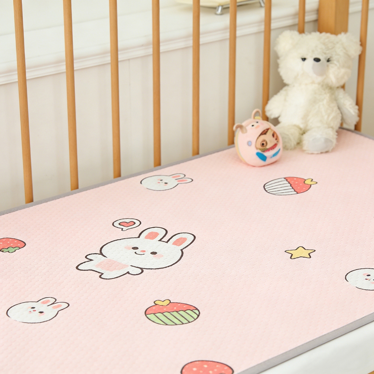 91家纺网 家纺一手货源 找家纺 家品罗兰 2026新款A类母婴级卡通婴儿凉感冰豆豆凉席儿童新生小宝宝床幼儿园床拼接床冰丝席床单垫可机洗夏空调席 巴比兔【三明治透气网底】