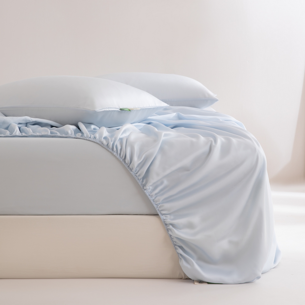 91家纺网 家纺一手货源 找家纺 眠博士 2026新款60S天丝莱赛尔纯色床笠-场景一 60S天丝床笠-云朵蓝