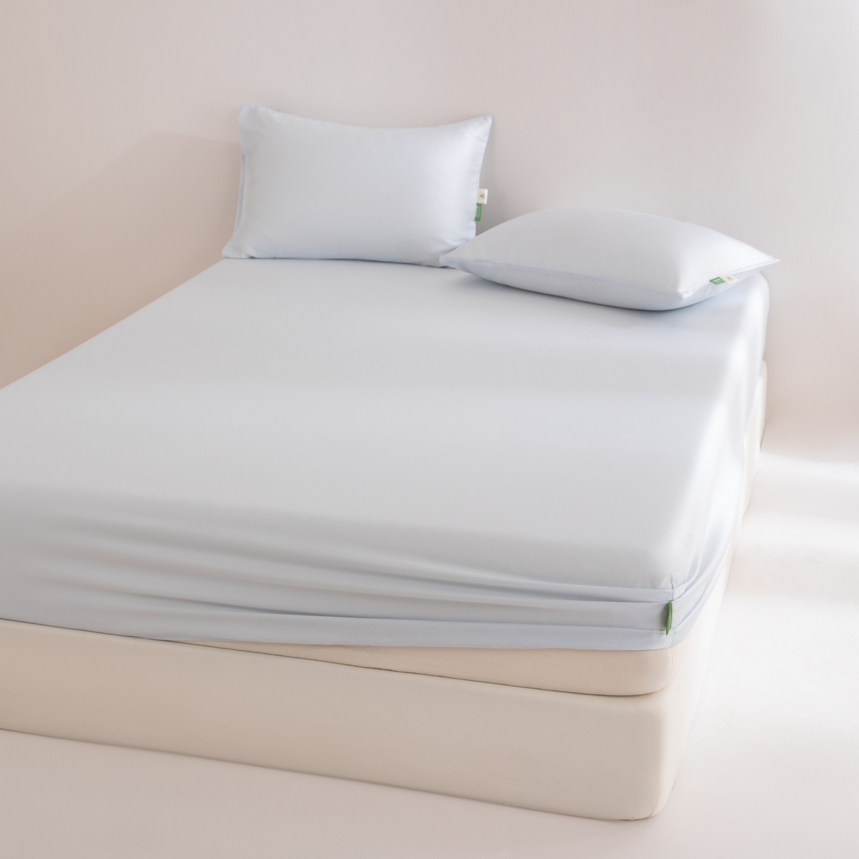 91家纺网 家纺一手货源 找家纺 眠博士 2026新款60S天丝莱赛尔纯色床笠-场景一 60S天丝床笠-云朵蓝