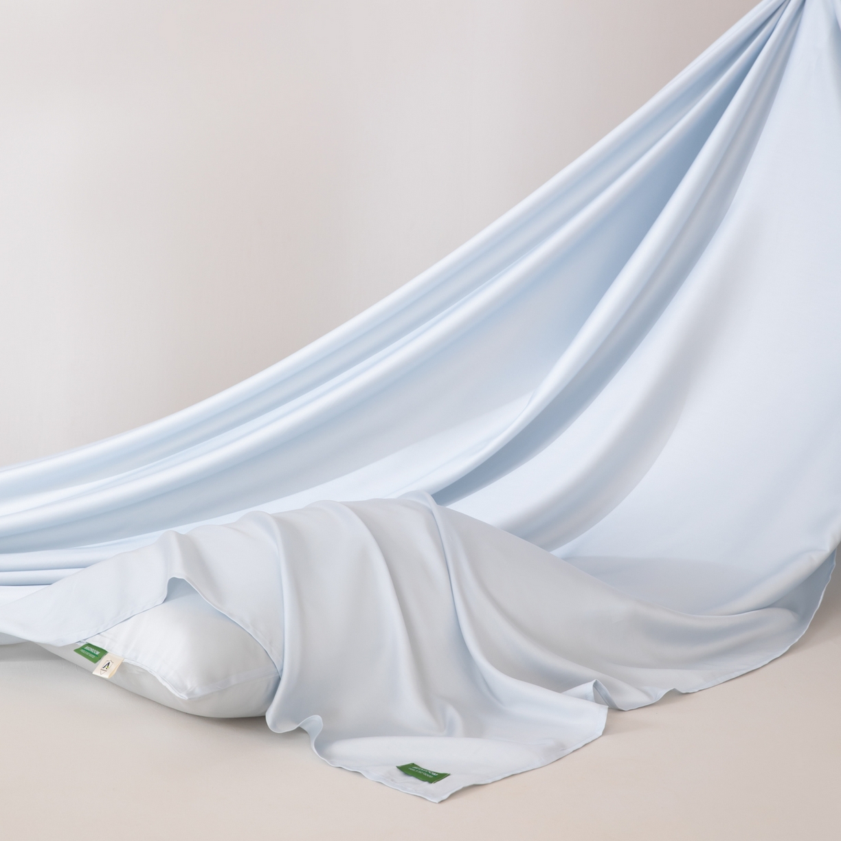 91家纺网 家纺一手货源 找家纺 眠博士 2026新款60S天丝莱赛尔纯色床笠-场景一 60S天丝床笠-云朵蓝