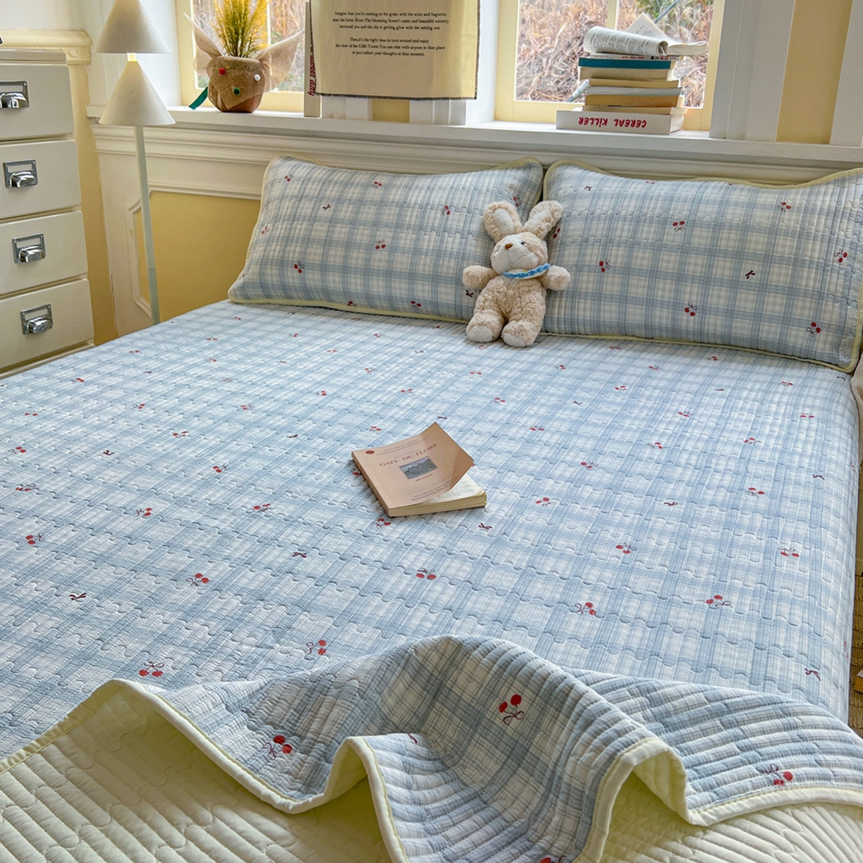 91家纺网 家纺一手货源 找家纺 默忆 2026新款A类小清新四季可用学生宿舍床单  单件全棉炕盖床盖炕毯三件套 蓝格樱桃