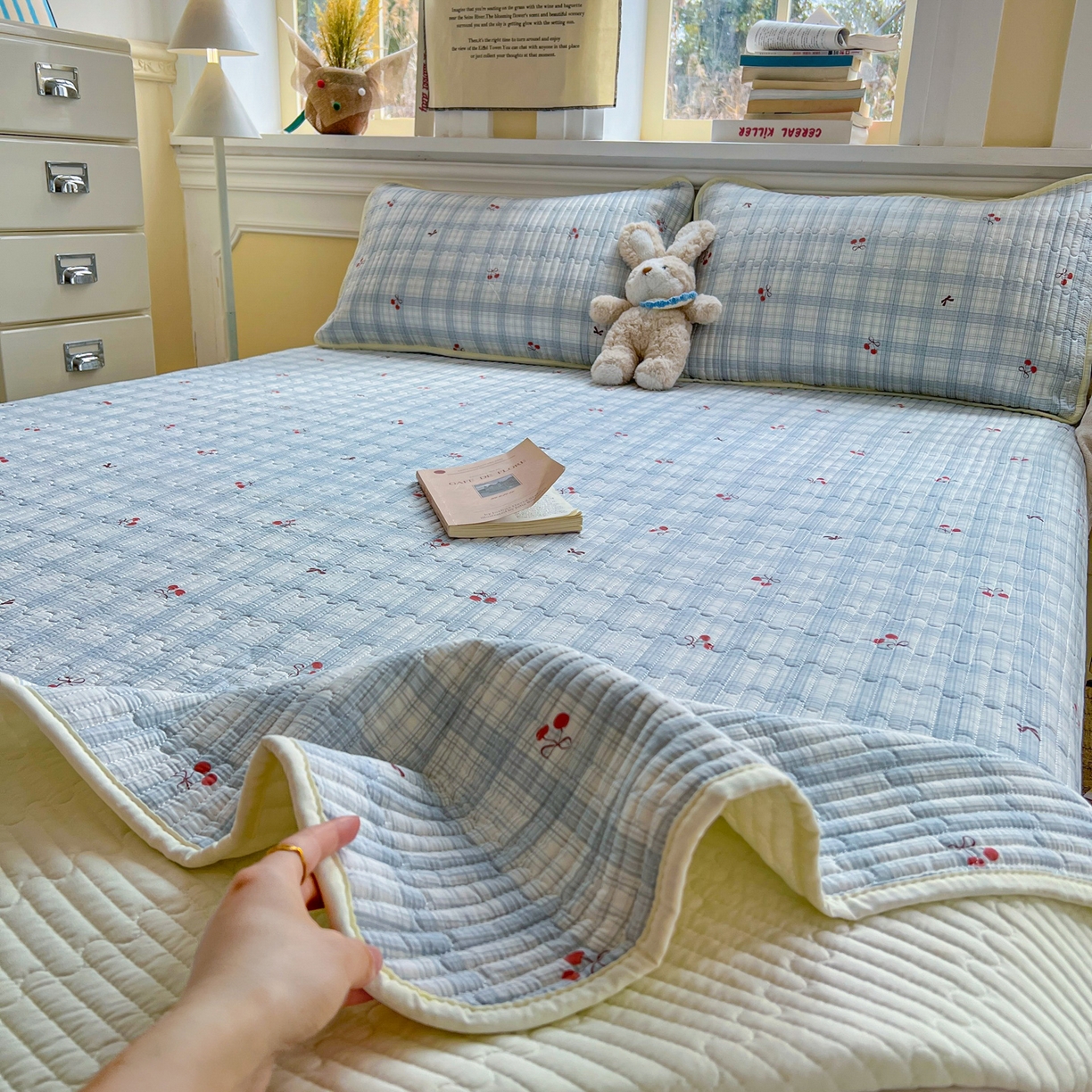 91家纺网 家纺一手货源 找家纺 默忆 2026新款A类小清新四季可用学生宿舍床单  单件全棉炕盖床盖炕毯三件套 蓝格樱桃
