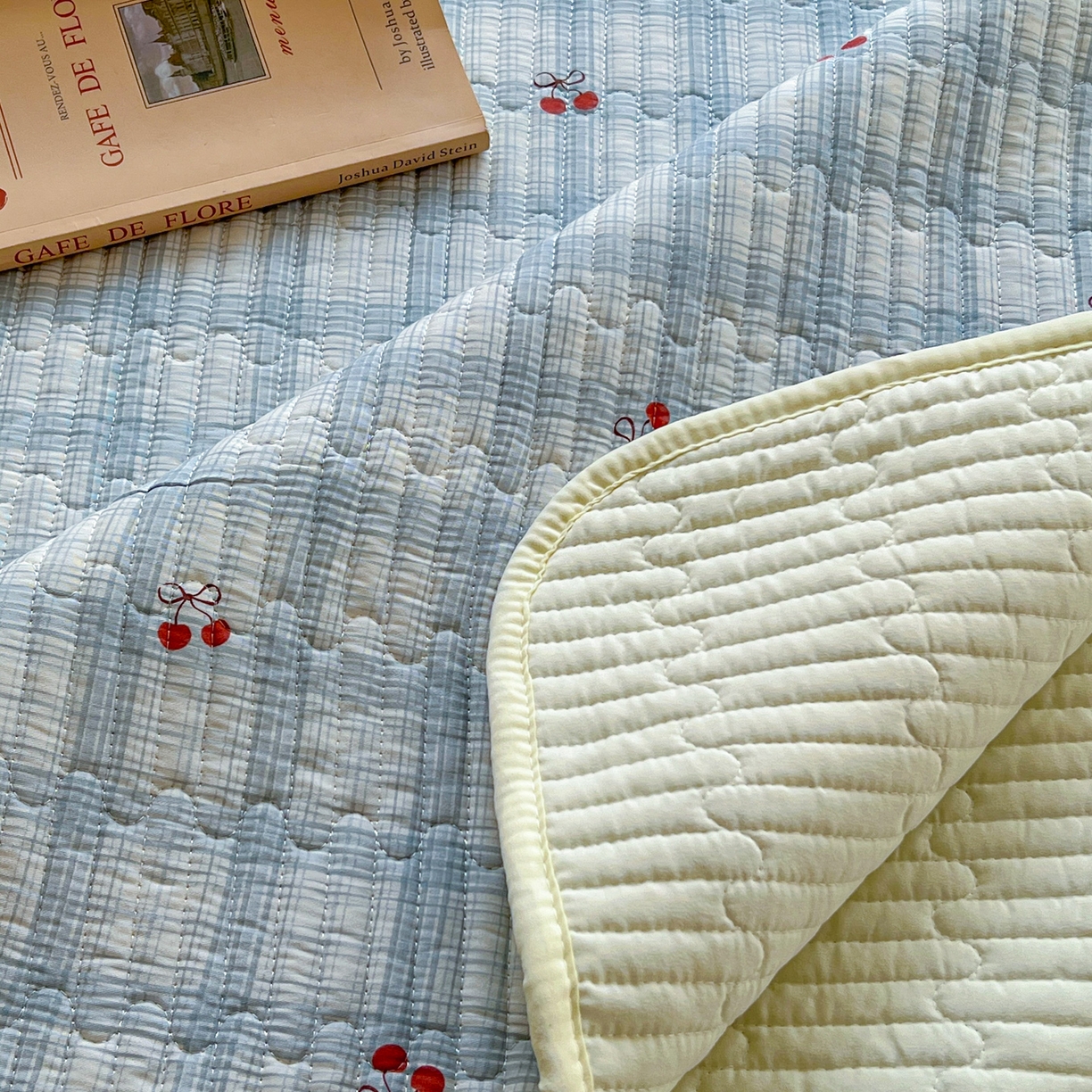 91家纺网 家纺一手货源 找家纺 默忆 2026新款A类小清新四季可用学生宿舍床单  单件全棉炕盖床盖炕毯三件套 蓝格樱桃