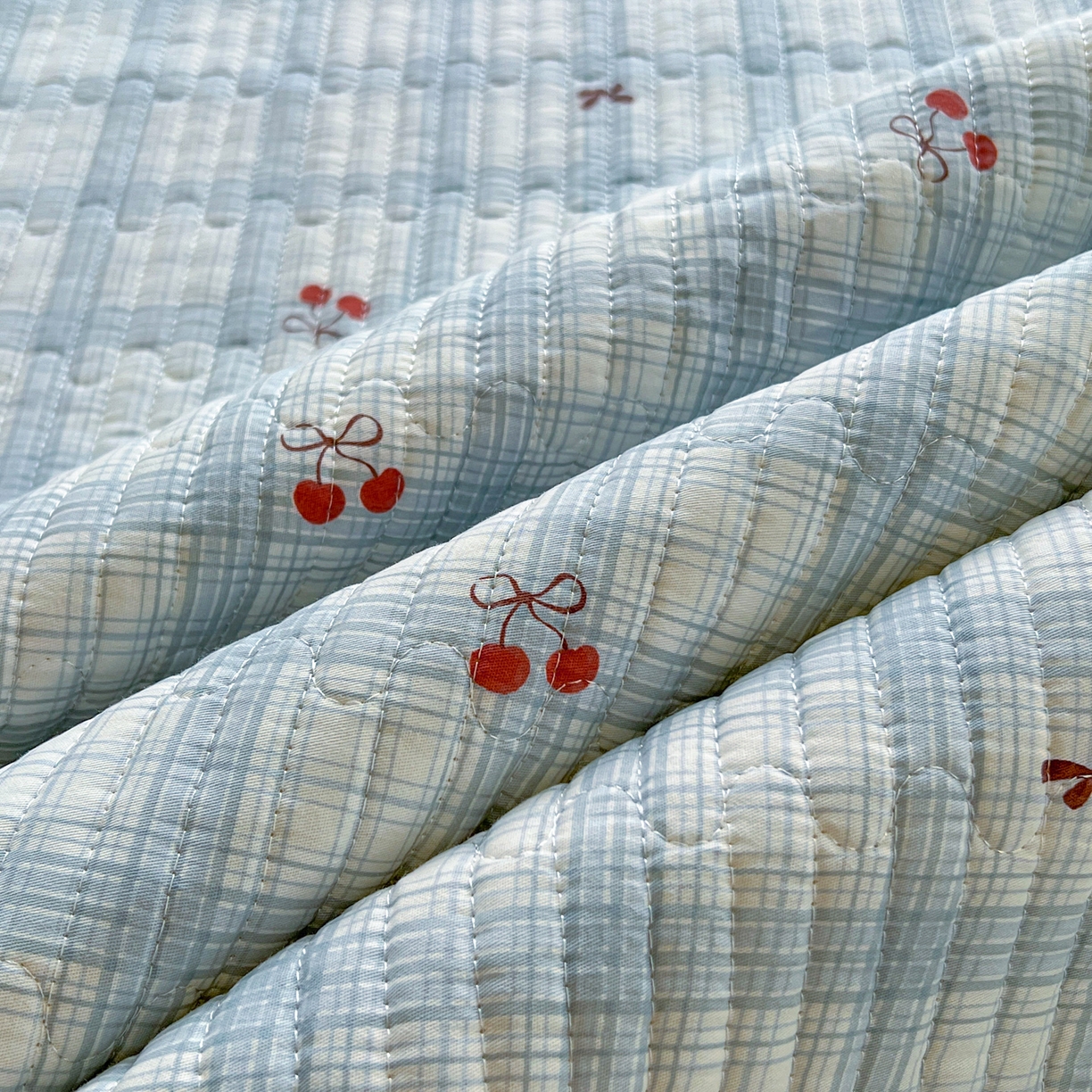 91家纺网 家纺一手货源 找家纺 默忆 2026新款A类小清新四季可用学生宿舍床单  单件全棉炕盖床盖炕毯三件套 蓝格樱桃