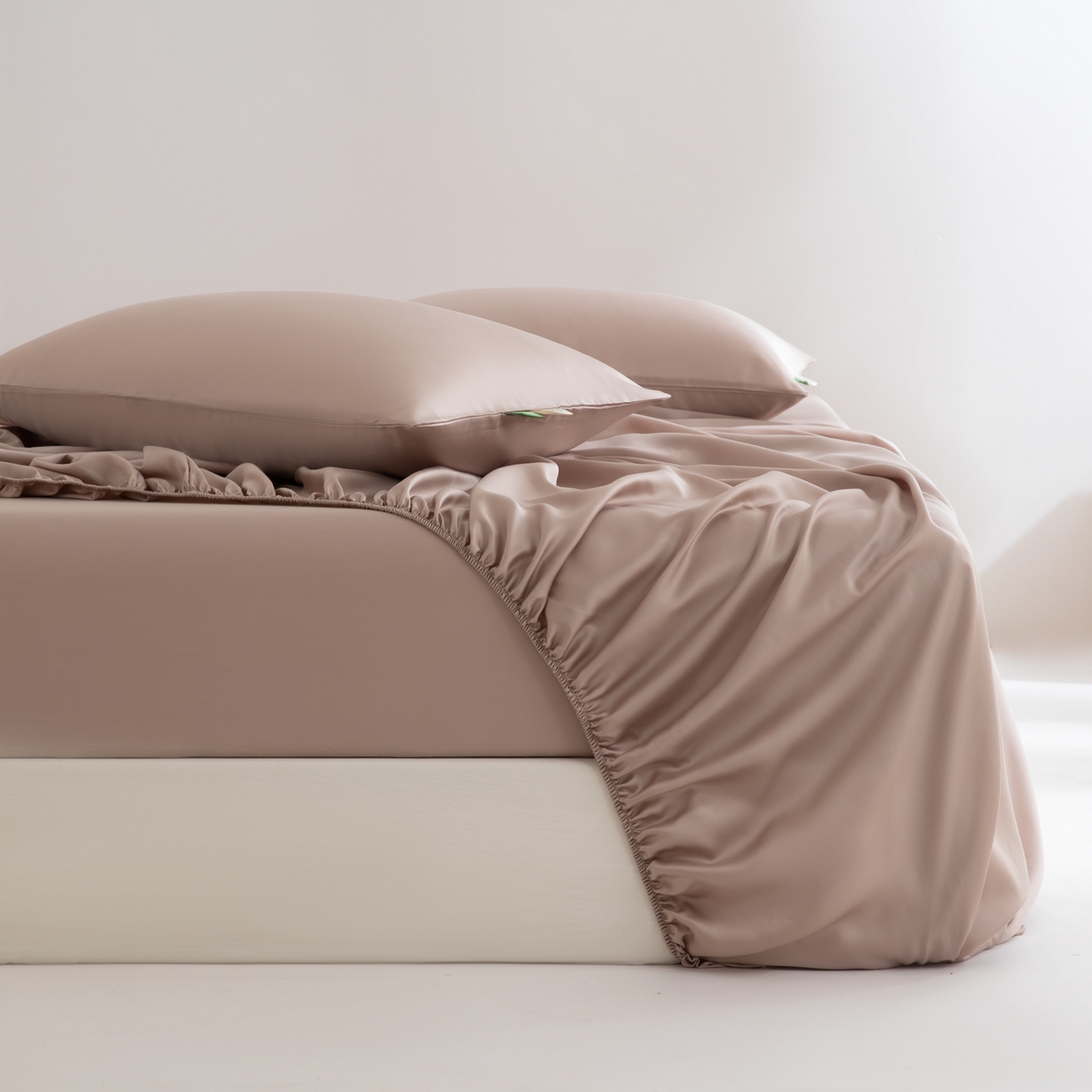 91家纺网 家纺一手货源 找家纺 眠博士 2026新款60S天丝莱赛尔纯色床笠-场景一 60S天丝床笠-中茶色