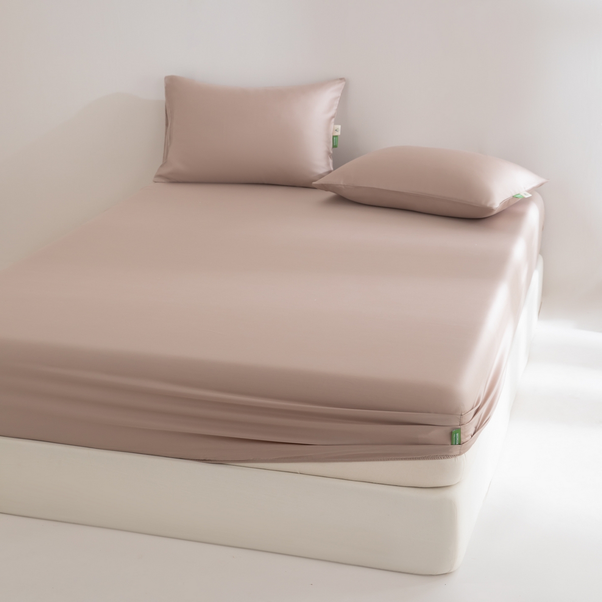 91家纺网 家纺一手货源 找家纺 眠博士 2026新款60S天丝莱赛尔纯色床笠-场景一 60S天丝床笠-中茶色