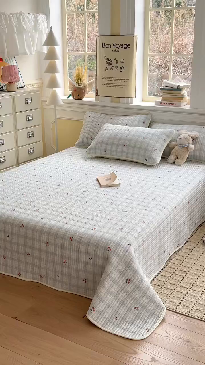 91家纺网 家纺一手货源 找家纺 默忆 2026新款A类小清新四季可用学生宿舍床单  单件全棉炕盖床盖炕毯三件套 蓝格樱桃