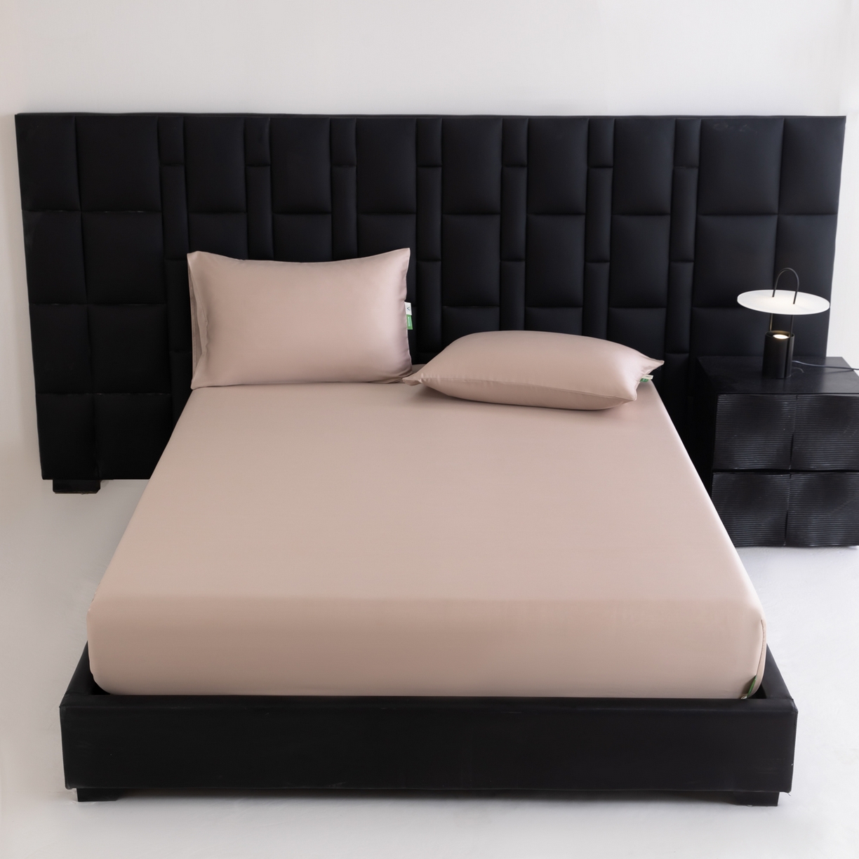 91家纺网 家纺一手货源 找家纺 眠博士 2026新款60S天丝莱赛尔纯色床笠-场景一 60S天丝床笠-中茶色