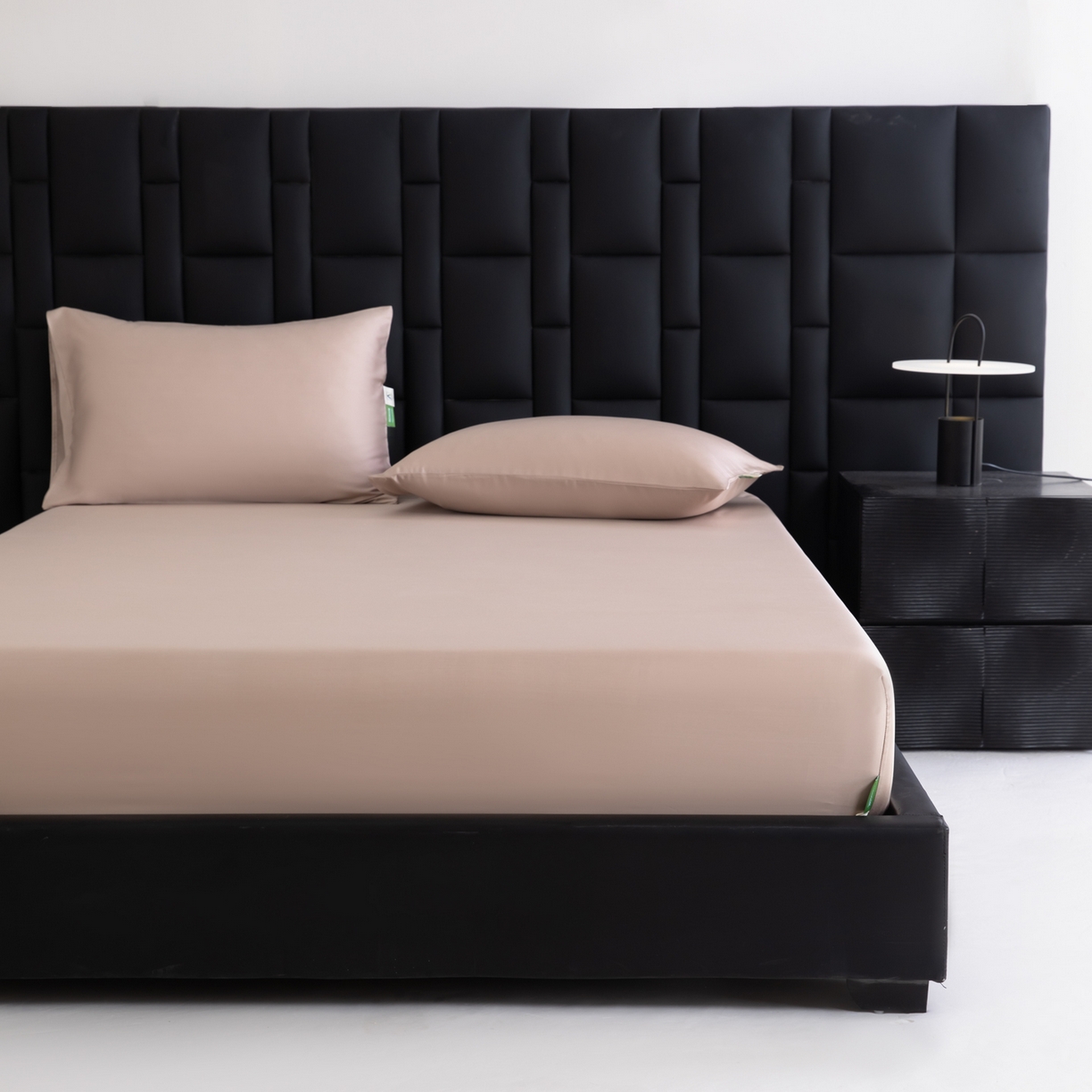 91家纺网 家纺一手货源 找家纺 眠博士 2026新款60S天丝莱赛尔纯色床笠-场景一 60S天丝床笠-中茶色