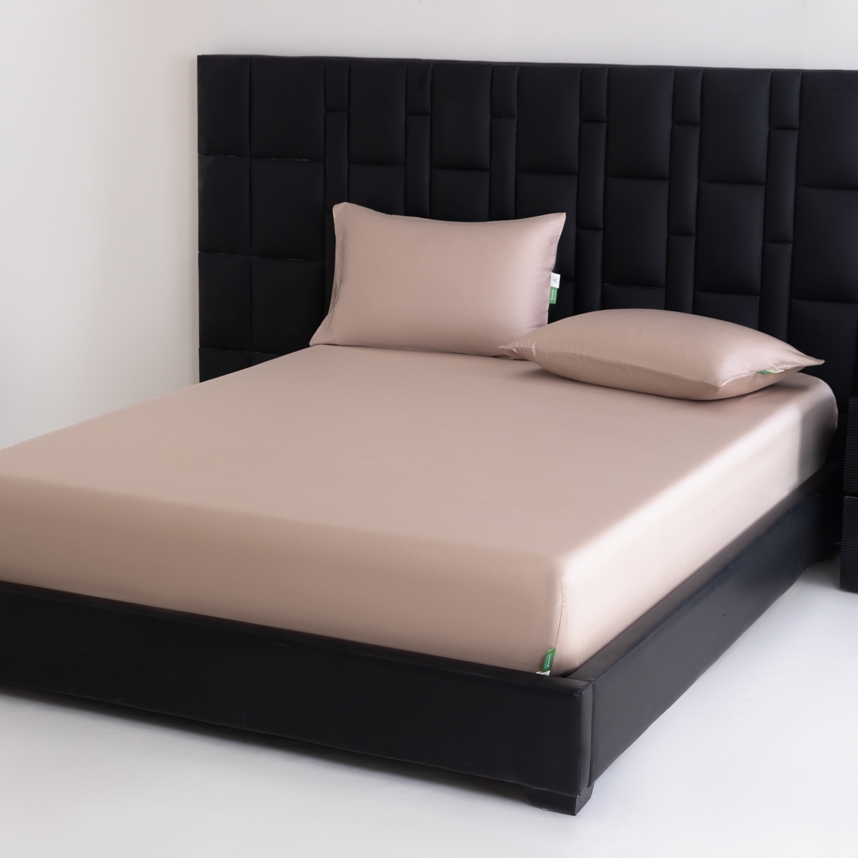 91家纺网 家纺一手货源 找家纺 眠博士 2026新款60S天丝莱赛尔纯色床笠-场景一 60S天丝床笠-中茶色