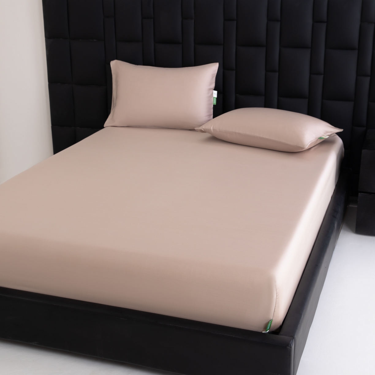 91家纺网 家纺一手货源 找家纺 眠博士 2026新款60S天丝莱赛尔纯色床笠-场景一 60S天丝床笠-中茶色