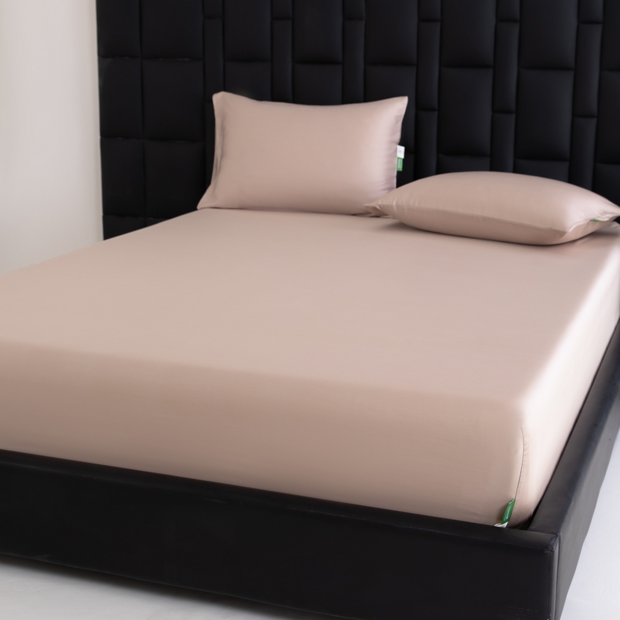 91家纺网 家纺一手货源 找家纺 眠博士 2026新款60S天丝莱赛尔纯色床笠-场景一 60S天丝床笠-中茶色