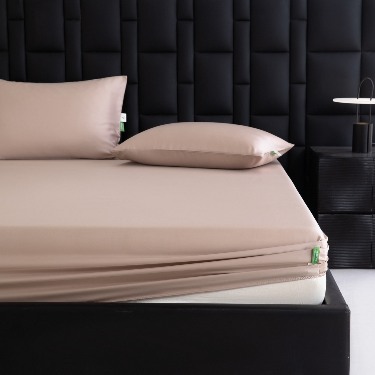 91家纺网 家纺一手货源 找家纺 眠博士 2026新款60S天丝莱赛尔纯色床笠-场景一 60S天丝床笠-中茶色