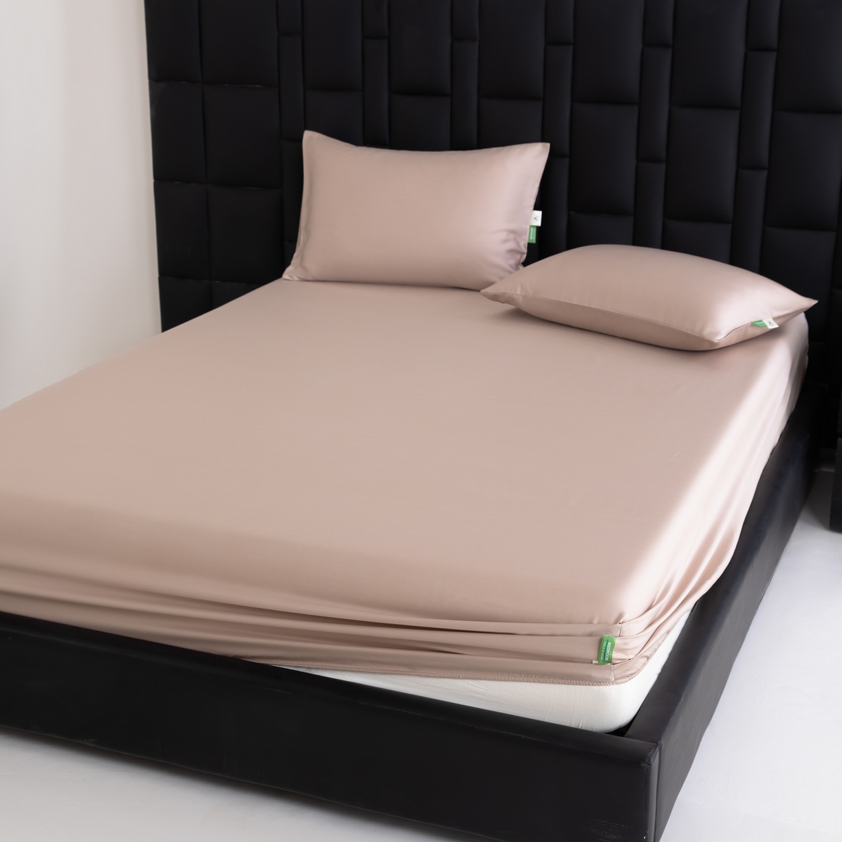 91家纺网 家纺一手货源 找家纺 眠博士 2026新款60S天丝莱赛尔纯色床笠-场景一 60S天丝床笠-中茶色