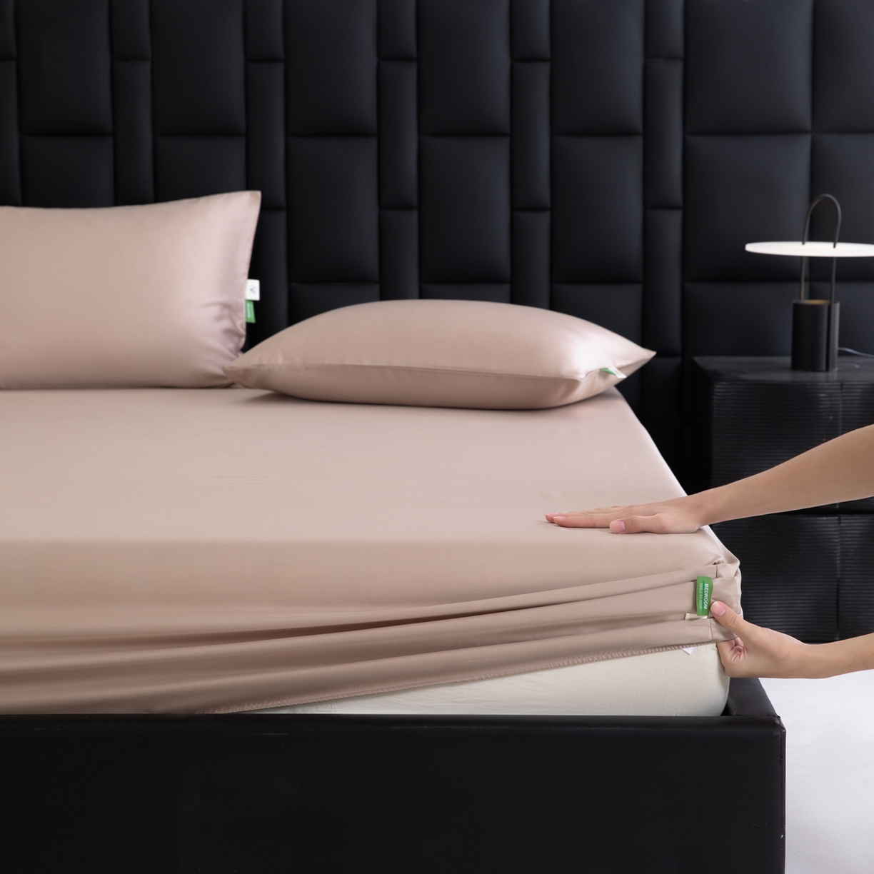 91家纺网 家纺一手货源 找家纺 眠博士 2026新款60S天丝莱赛尔纯色床笠-场景一 60S天丝床笠-中茶色