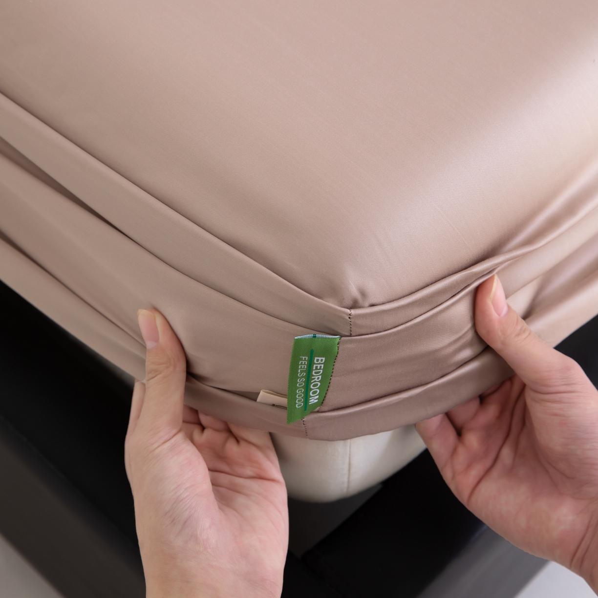 91家纺网 家纺一手货源 找家纺 眠博士 2026新款60S天丝莱赛尔纯色床笠-场景一 60S天丝床笠-中茶色