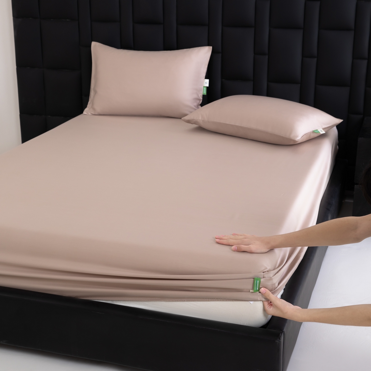 91家纺网 家纺一手货源 找家纺 眠博士 2026新款60S天丝莱赛尔纯色床笠-场景一 60S天丝床笠-中茶色