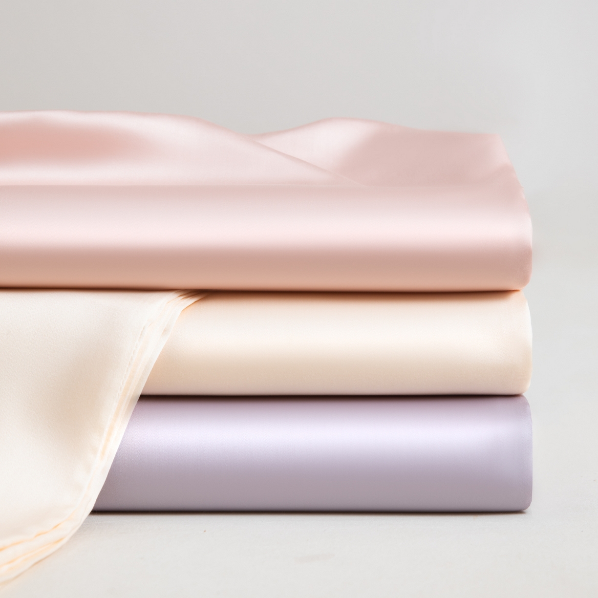 91家纺网 家纺一手货源 找家纺 眠博士 2026新款60S天丝莱赛尔纯色床笠-场景一 叠拍组合图-60S天丝