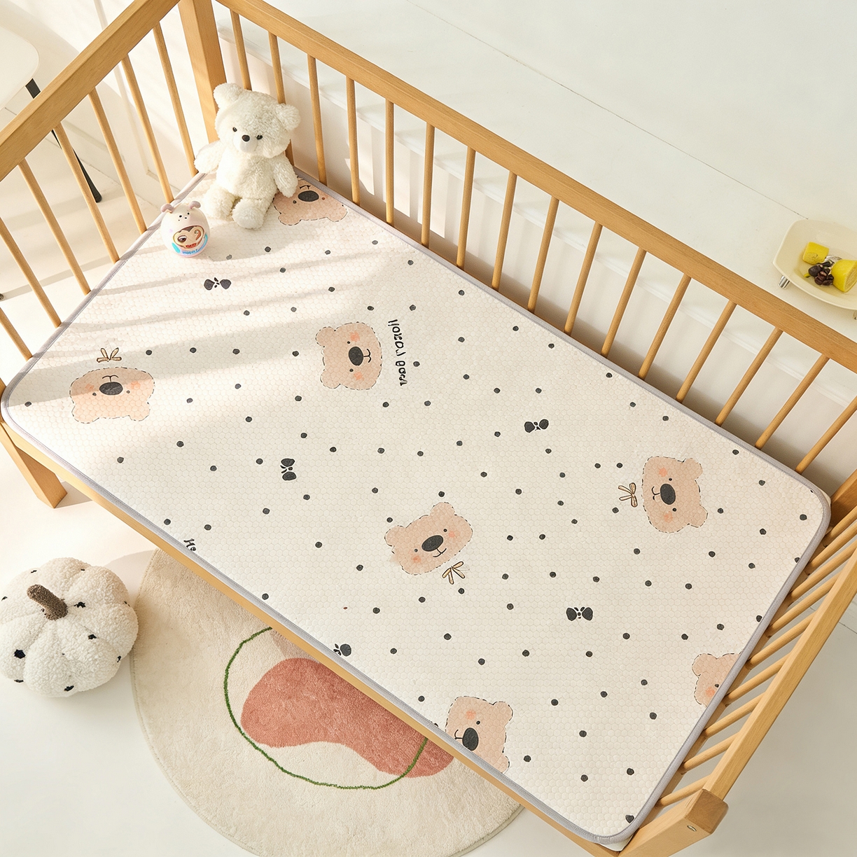 91家纺网 家纺一手货源 找家纺 家品罗兰 2026新款A类母婴级卡通婴儿凉感冰豆豆凉席儿童新生小宝宝床幼儿园床拼接床冰丝席床单垫可机洗夏空调席 抱抱熊【三明治透气网底】