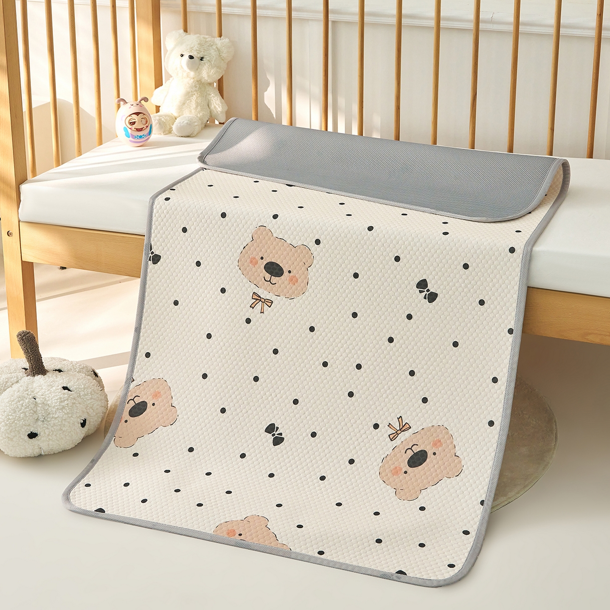 91家纺网 家纺一手货源 找家纺 家品罗兰 2026新款A类母婴级卡通婴儿凉感冰豆豆凉席儿童新生小宝宝床幼儿园床拼接床冰丝席床单垫可机洗夏空调席 抱抱熊【三明治透气网底】