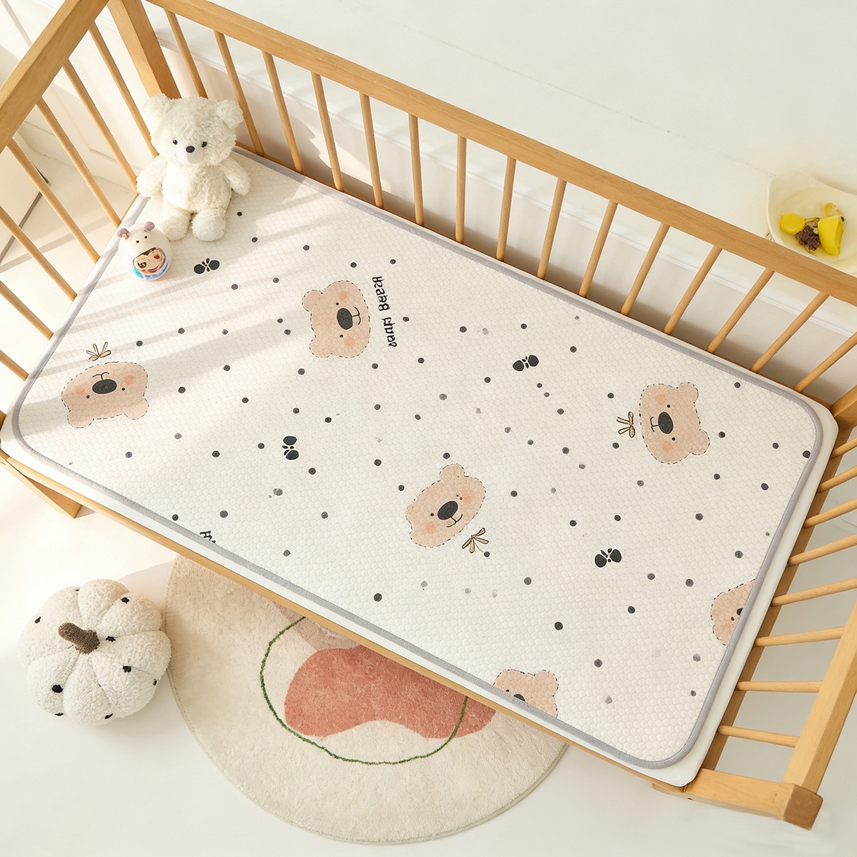 91家纺网 家纺一手货源 找家纺 家品罗兰 2026新款A类母婴级卡通婴儿凉感冰豆豆凉席儿童新生小宝宝床幼儿园床拼接床冰丝席床单垫可机洗夏空调席 抱抱熊【三明治透气网底】