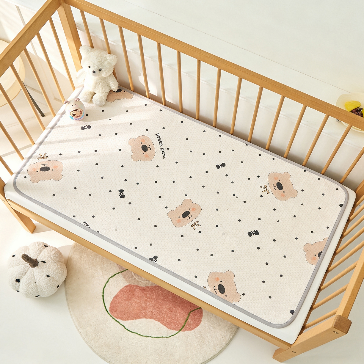 91家纺网 家纺一手货源 找家纺 家品罗兰 2026新款A类母婴级卡通婴儿凉感冰豆豆凉席儿童新生小宝宝床幼儿园床拼接床冰丝席床单垫可机洗夏空调席 抱抱熊【三明治透气网底】