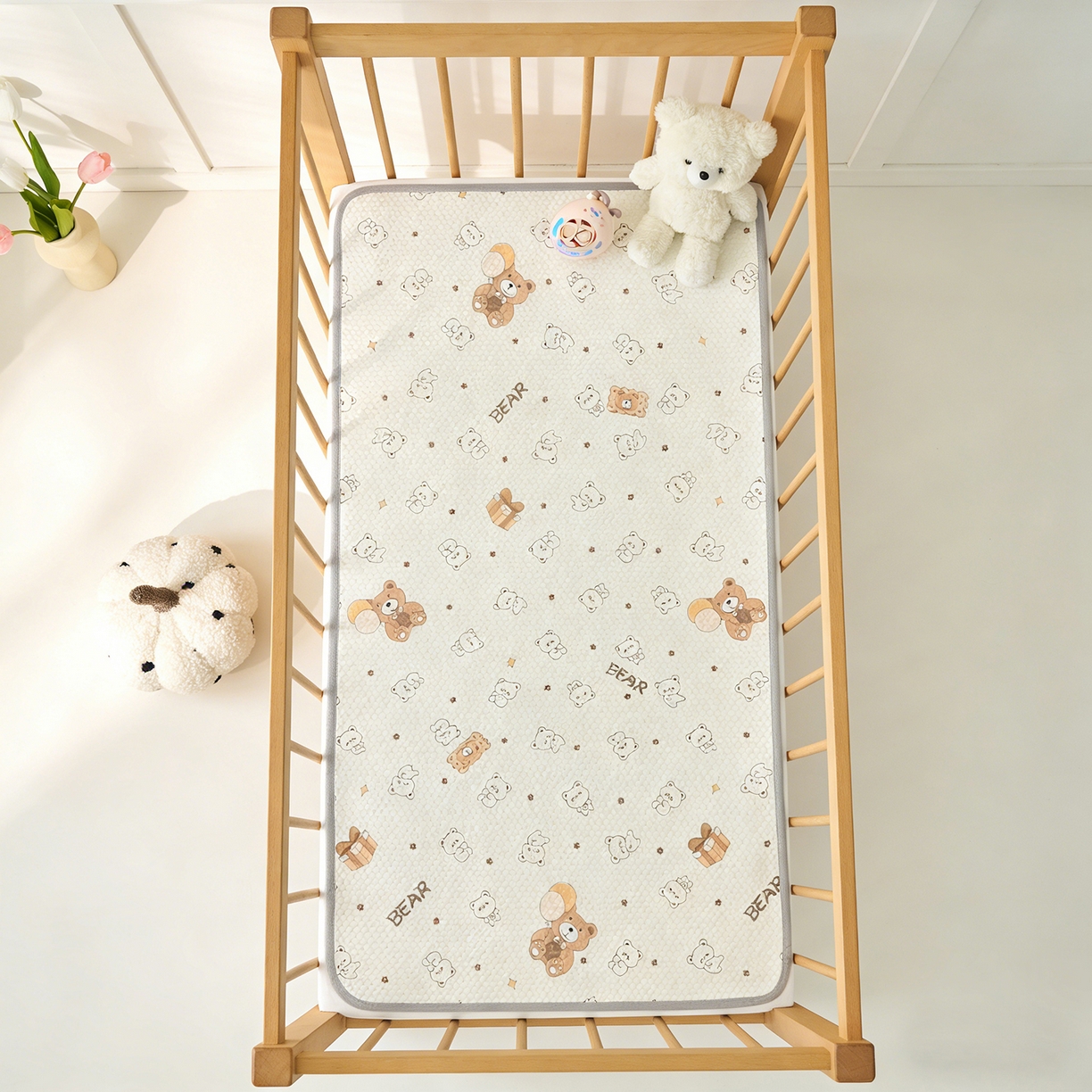 91家纺网 家纺一手货源 找家纺 家品罗兰 2026新款A类母婴级卡通婴儿凉感冰豆豆凉席儿童新生小宝宝床幼儿园床拼接床冰丝席床单垫可机洗夏空调席 饼干熊【三明治透气网底】