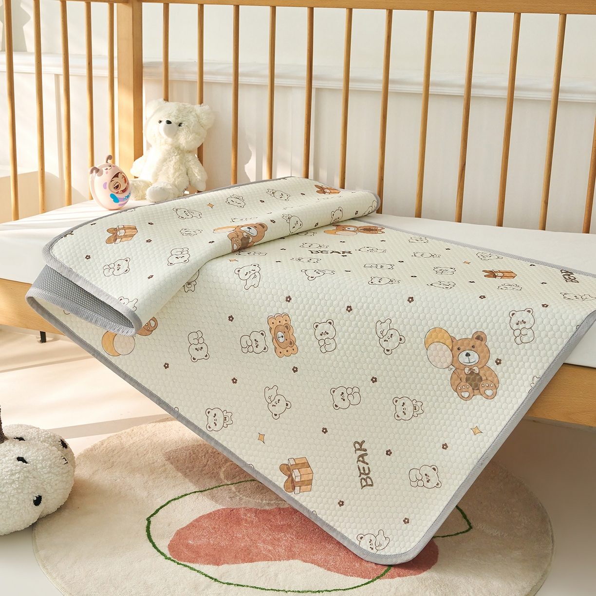 91家纺网 家纺一手货源 找家纺 家品罗兰 2026新款A类母婴级卡通婴儿凉感冰豆豆凉席儿童新生小宝宝床幼儿园床拼接床冰丝席床单垫可机洗夏空调席 饼干熊【三明治透气网底】