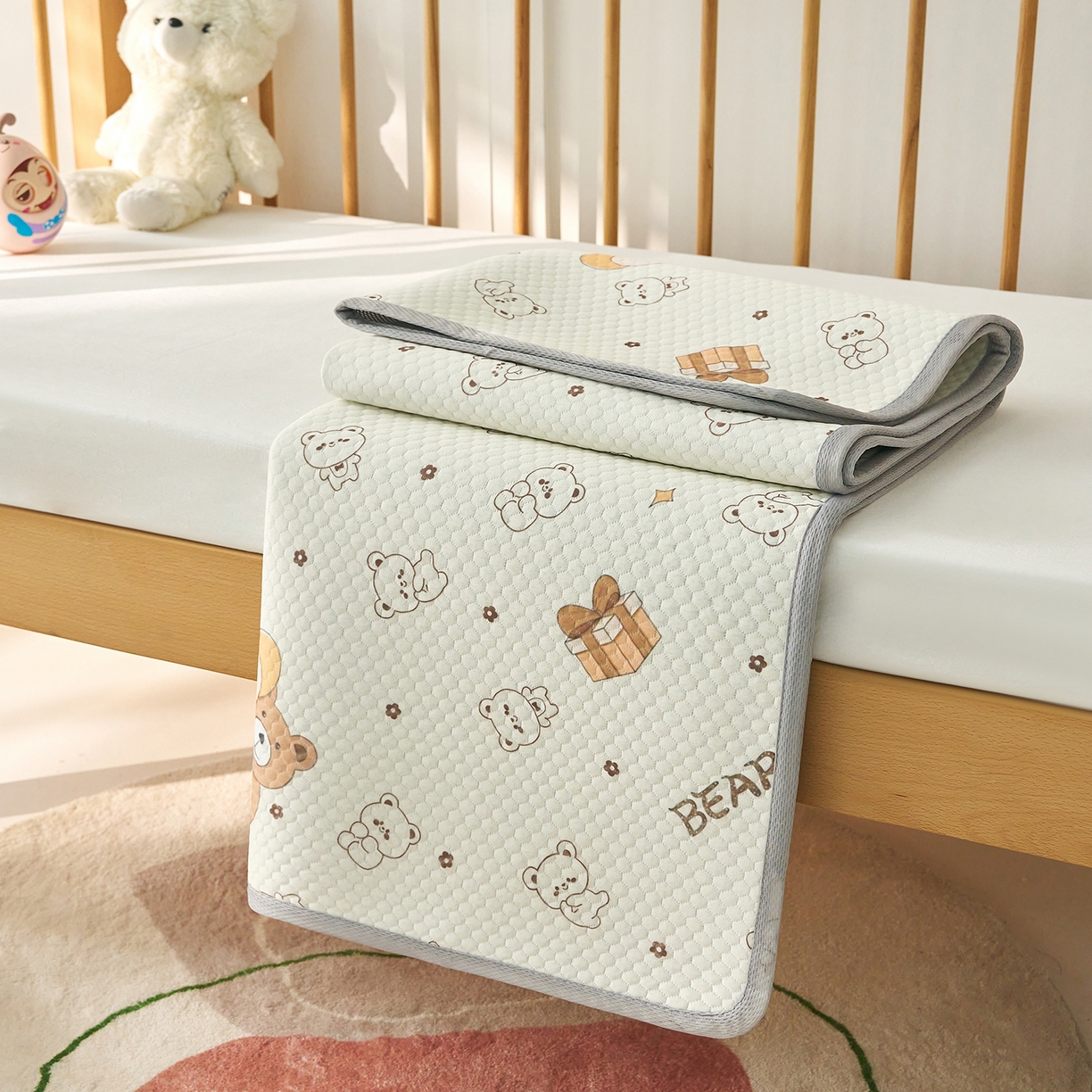 91家纺网 家纺一手货源 找家纺 家品罗兰 2026新款A类母婴级卡通婴儿凉感冰豆豆凉席儿童新生小宝宝床幼儿园床拼接床冰丝席床单垫可机洗夏空调席 饼干熊【三明治透气网底】