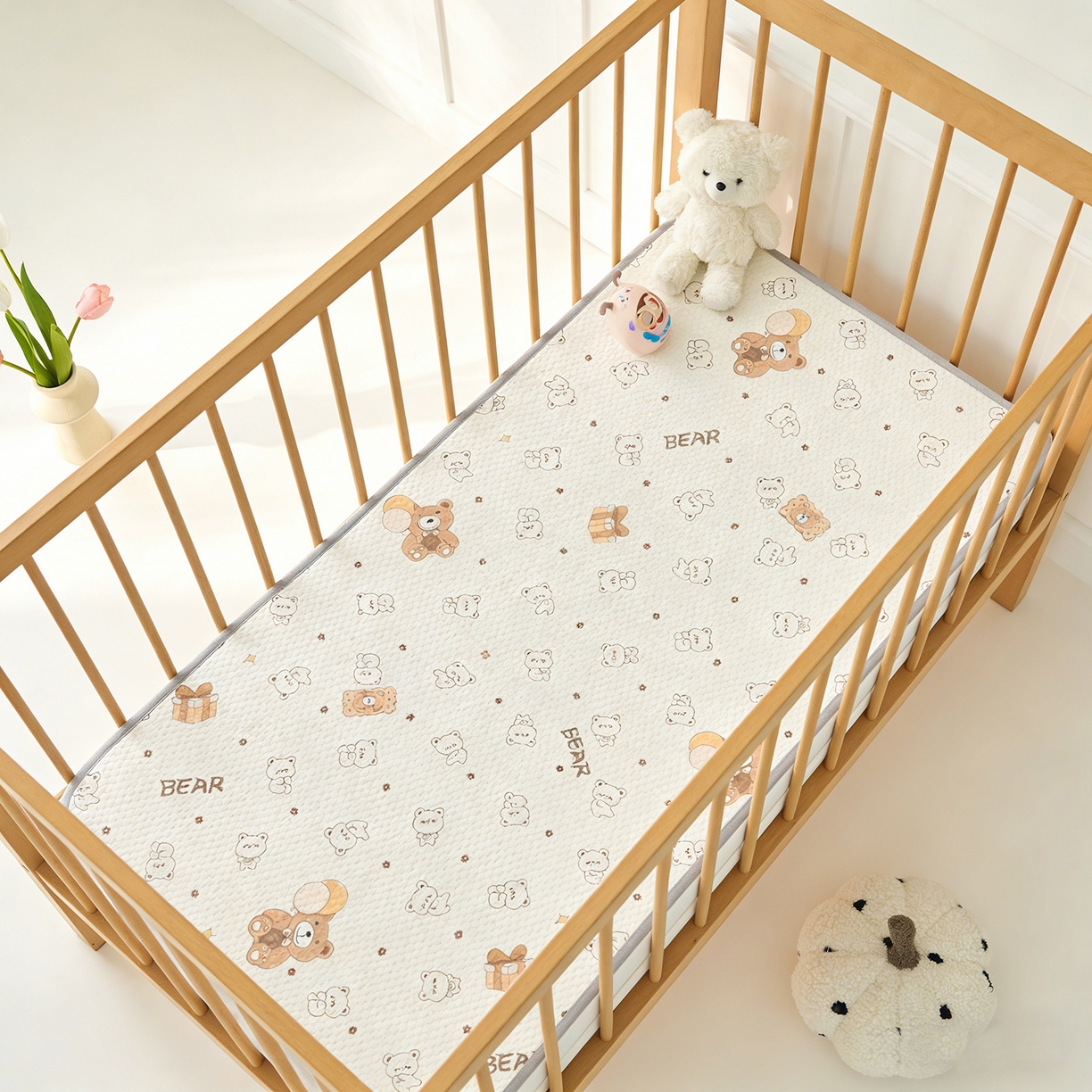 91家纺网 家纺一手货源 找家纺 家品罗兰 2026新款A类母婴级卡通婴儿凉感冰豆豆凉席儿童新生小宝宝床幼儿园床拼接床冰丝席床单垫可机洗夏空调席 饼干熊【三明治透气网底】