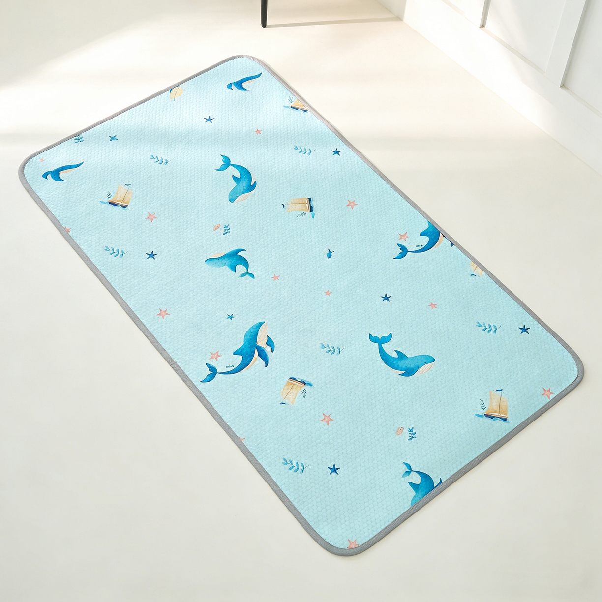 91家纺网 家纺一手货源 找家纺 家品罗兰 2026新款A类母婴级卡通婴儿凉感冰豆豆凉席儿童新生小宝宝床幼儿园床拼接床冰丝席床单垫可机洗夏空调席 海洋世界【三明治透气网底】